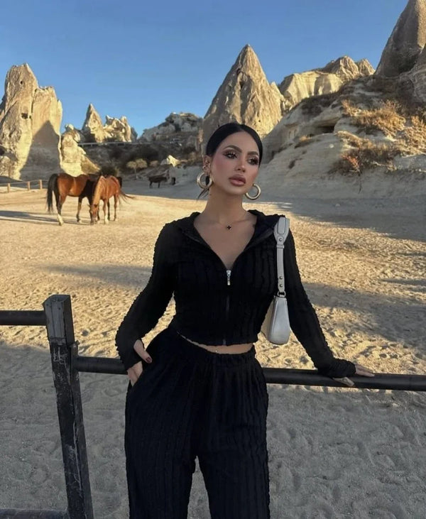 Kadın Uzun Kollu Parmak Geçme Ve Fermuar Detay Kısa Ceket Ve İspanyol Paça Pantolon Ikili Takim